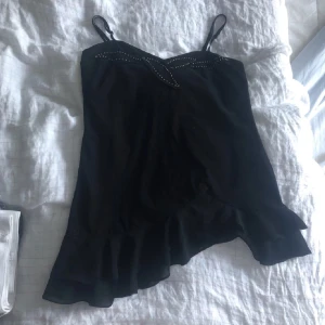 Jättefin topp - Svart topp med meshdetaljer och fina detaljer längst upp på tröjan. Jättebra skick och passar flera storlekar 