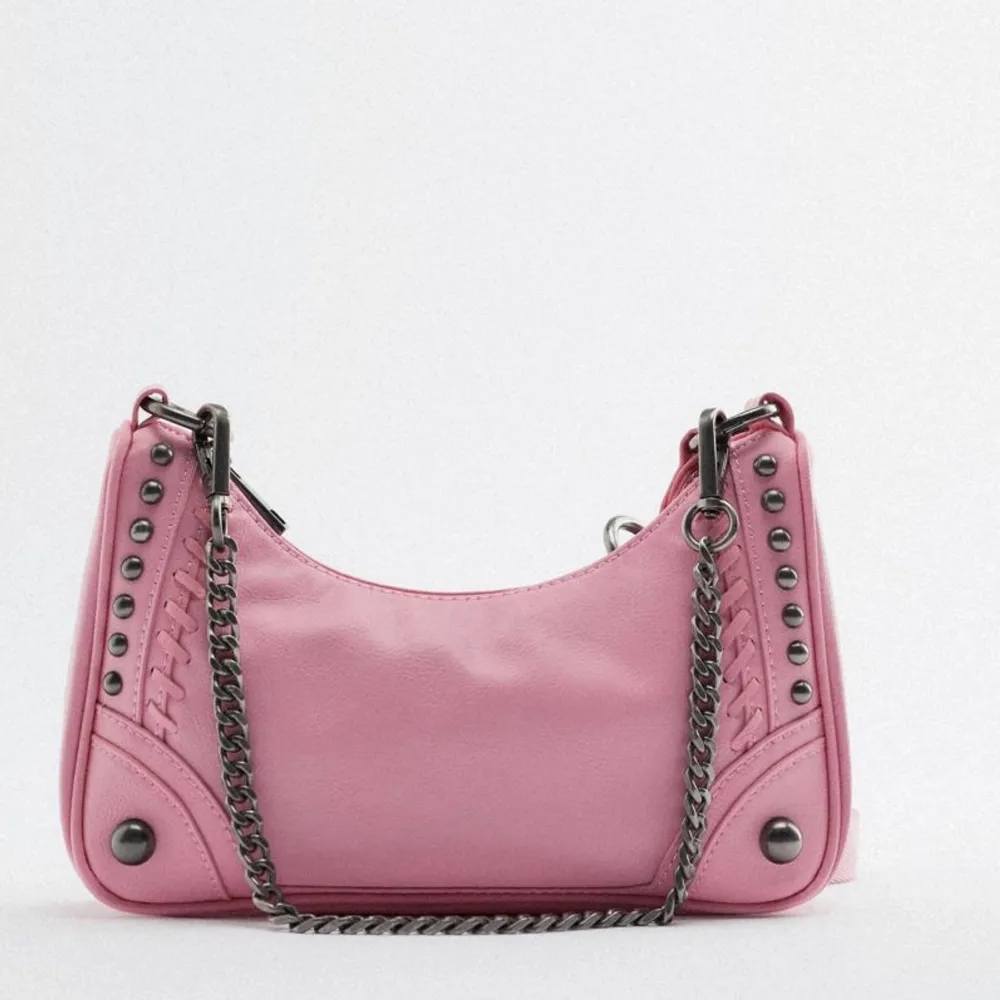 Säljer denna Zara väskan i den drömmigaste rosa färgen! Perfekt nu inför vår och sommar🥰 Väskan har använts 2-3 gånger och är i nyskick❤️. Väskor.
