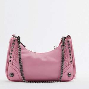 Säljer denna Zara väskan i den drömmigaste rosa färgen! Perfekt nu inför vår och sommar🥰 Väskan har använts 2-3 gånger och är i nyskick❤️