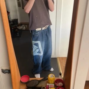 Karl Kani Baggy Jeans - Säljer baggy karl kani jeans i bra skick! Byxorna är storlek 34 och jag är 192cm lång! Byxorna är ovanliga och har själv inte sett ett annat par till salu så passa på!