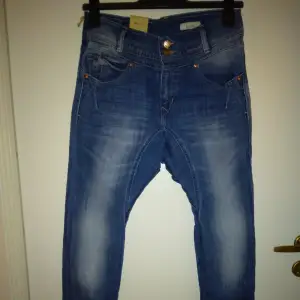 NYA och helt OANVÄNDA mellanblå/denimblå jeans i sk 