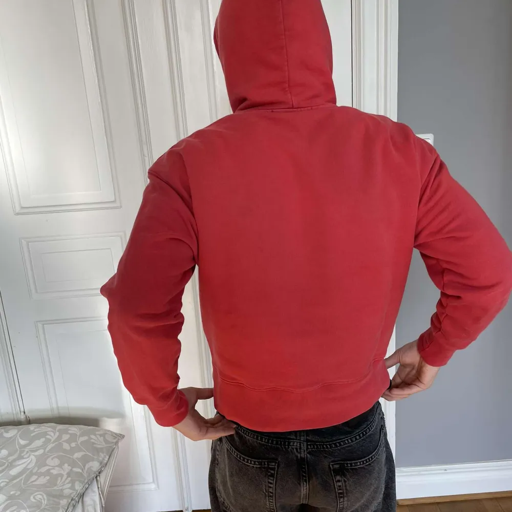 Röd msgm hoodie Storlek xs men passar även s, köpt för 1300 Vill bli av med den då jag inte använder den längre  . Hoodies.