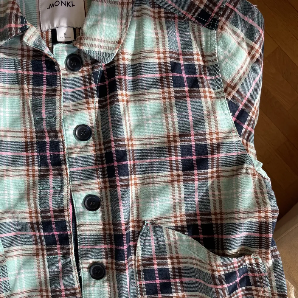 Monki jeansjacka i storlek M! Jättefin och passar perfekt som vår/sommar/höst jacka. Hel och ren, älskar fickorna och detaljer.. Takit.