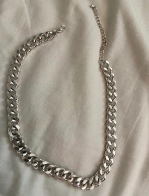 Kedje halsband - Fint skick, enkelt, knappt använt