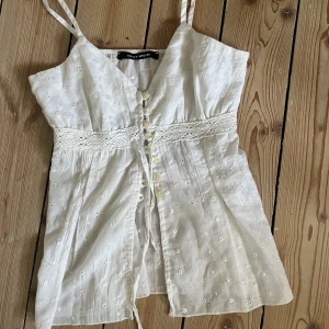 Blus - Supersöt vit blus, strl Xs så därför lite för liten för mig, knappar framtill💕Har inga bilder med den på eftersom den är för liten för mig!