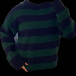 Randig sweater - Liknar brandy melvilles ”brianna sweater” men har annat material som är tjockare. Används flertal gånger men är ändå i bra skick. Lite sliten. Har en oversized storlek.
