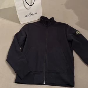 stone island med krage  - Säljer nu min stone island tröja. Storlek S, väldigt bra skick.  Först till kvarn.  Kan gå ner i pris vid snabb affär