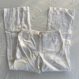 Lågmidjade linnebyxor  - Så snygga 2000-tals lågmidjade raka/vida linnebyxor! Storlek 36. Midjemått 39x2, innerbenslängd 78 (cm). Jag är 169 cm. Köps via Swish eller köp nu 💋