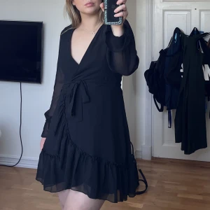 Svart omlottklänning - Super fin svart omlottklänning, säljer för den kommer tyvärr inte till användning. Storlek 36💓