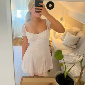 Vit kort klänning - Jättefin vit kort klänning perfekt till student eller skolavslutning. Märket är Lucy In The Sky. Orginalpris 70$ (plus 300kr tull). Säljer för 500+frakt. Aldrig använd, säljer då jag köpt hem flera till studenten och bestämt mig för en annan! 