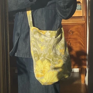 Egensydd väska - Hej! jag syr denna jättefina och somriga väska antingen med det mönster som syns på den färdiga väskan eller mönstret på den sista bilden!  bredd: 22 cm höjd: 30 cm bottens bredd: 4,5 cm frakt 45 kr via brev! 