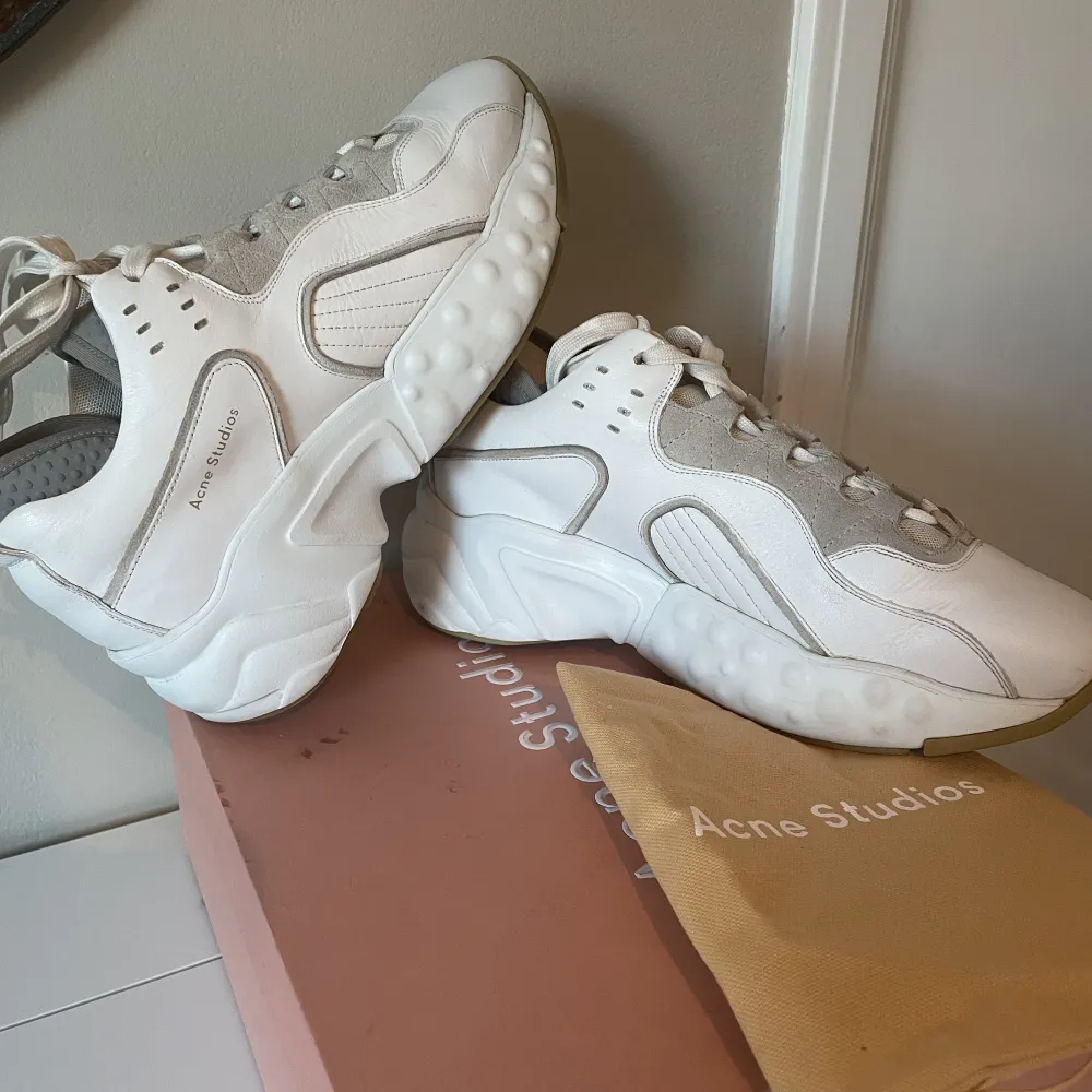 Jättefina vita och beiga Acne Manhattan sneakers i storlek 40 (passar även en 41a). Väldigt sparsamt använda och i nära nyskick. Nypris ca 4200kr. Skor.