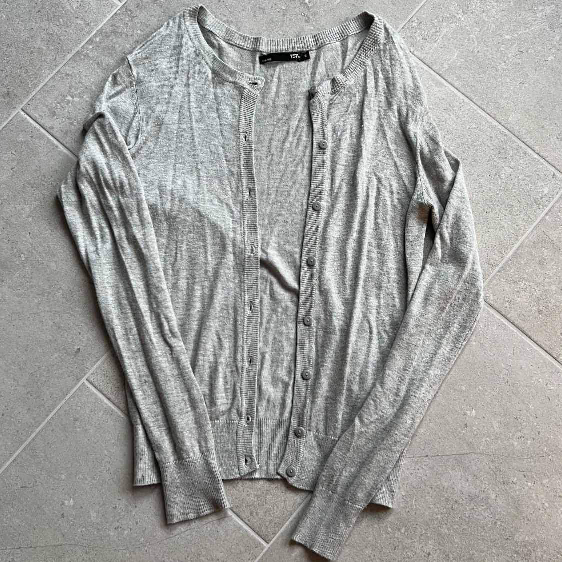 Grå finstickad kofta