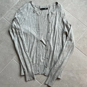 Grå finstickad kofta  - Ljusgrå finstickad kofta i vädligt bra skick! Perfekt till sommaren! 