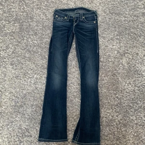 Fett snygga true religion jeans nästan oandvända  - True religion jeans som är är vida där nere med fickor med knappar köpta för några år sedan men aldrig blivit använda dem är långa i benen för mig som är 164 och perfekt i midja🤩