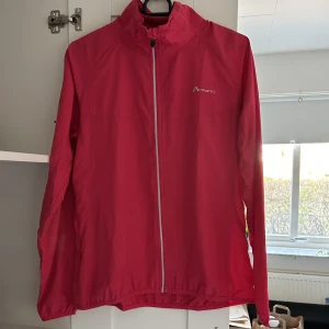 rosa vindjacka - rosa tunn vindjacka. använd ett fåtal gånger och har inga defekter.