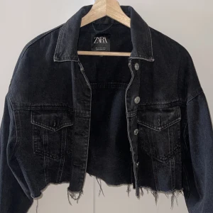 Kroppad jeansjacka  - Köpt zara jacka från plick som tyvärr inte kommer till användning. 120kr exkl frakt 