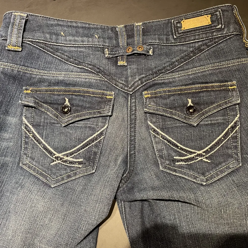 Så otroligt snygga lågmidjade bootcutjeans med detaljer på! Önskar att dom hade varit i min storlek men dom är för små och säljer därav❤️. Jeans & Byxor.
