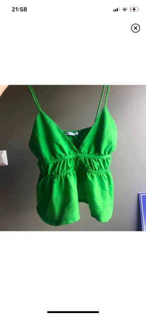 Grön topp/linne zara - Trendigt linne från zara!! superfin till sommaren:) nyskick och passar flera storlekar