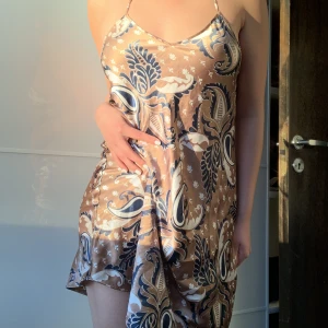 Supercool klänning - Jättefin slipdress som inte kommer till användning! Superskön men lite stor för mig som bär S, inga defekter då den är sparsamt använd! Knyts i nacken. Jättefin och skön nu när det börjar bli varmare! Kontakta gärna för fler bilder 🩷