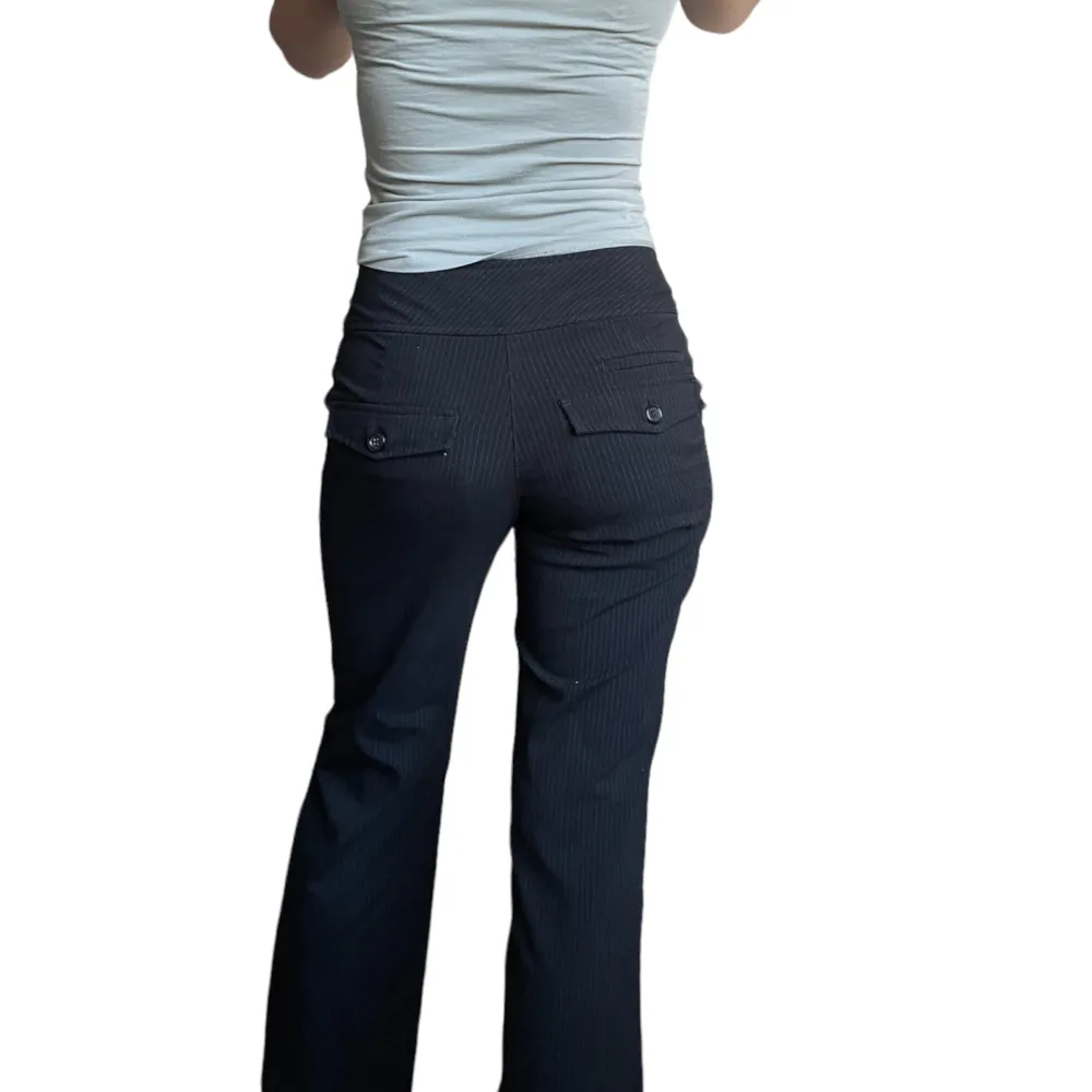fina lågmidjade kostymbyxor med fina fickor och ränder! innerbenslängd 76 cm, midjemått 78 cm. Jeans & Byxor.