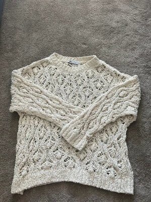 Tröja  - Säljer denna super fina håliga tröjan från Zara!Passar perfekt nu till sommaren som den är eller med bikini under!💘Den är storlek L men skulle säga dom M fast overzied💘