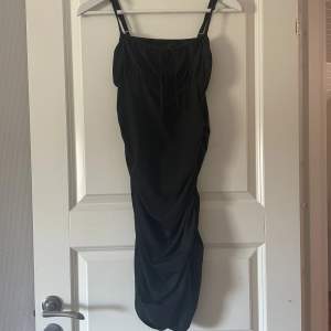 Jättefin svart klänning med scrunge på sidorna!❤️ st xs/s❤️