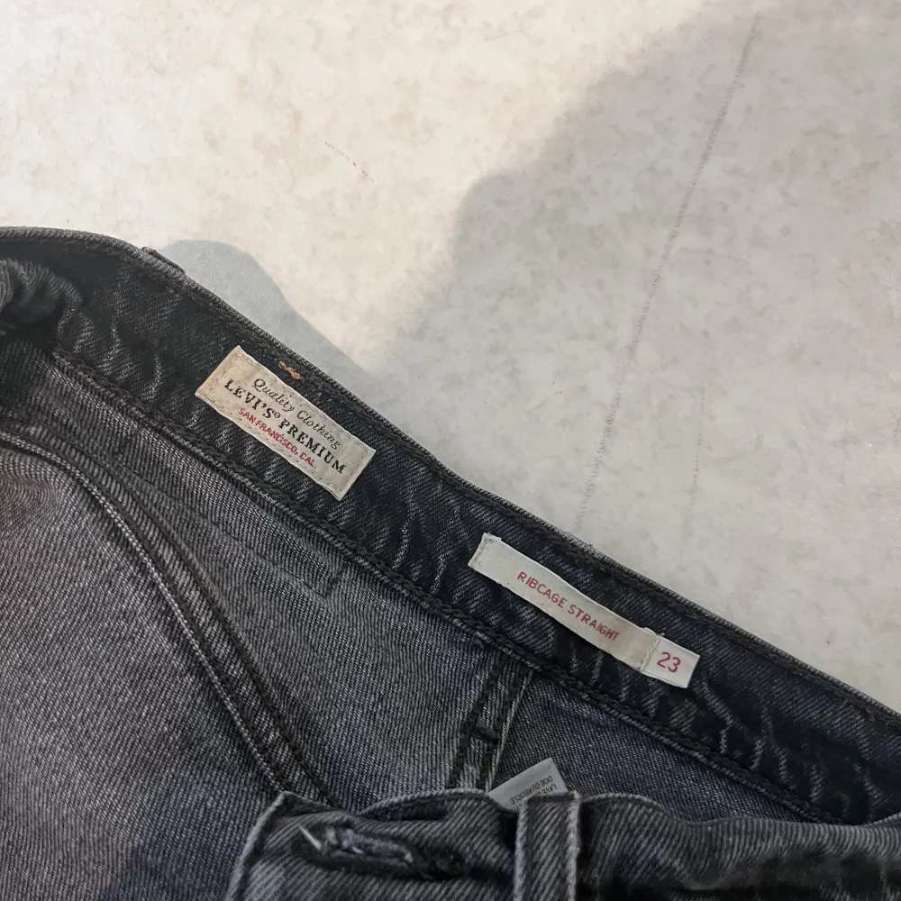 Säljer dessa jättefina jeans då de inte längre passar mig och bara tar upp plats i garderoben. De är väl använda men i gott skick. Midjemått är 23. Dom är bra i längden på mig som är 152 cm.. Jeans & Byxor.