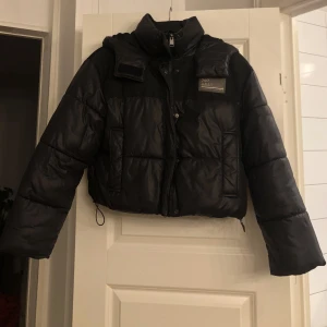 Svart jacka - Svart kortare pufferjacka en riktig favorit som passar till allt!!! Älskar den, men har hål innuti fickan och jag orkar inte fixa
