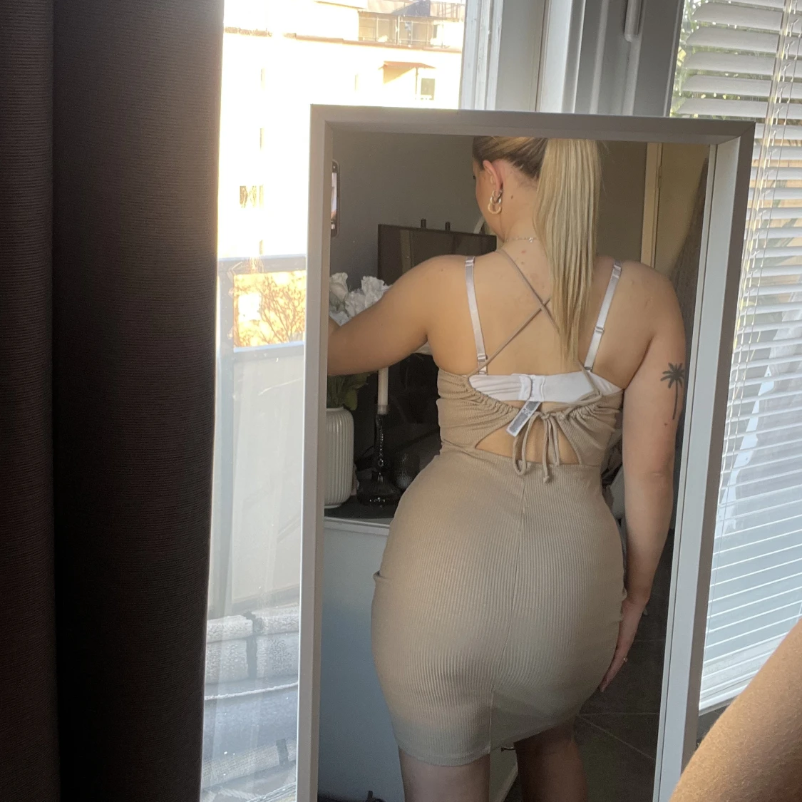 Klänning med öppen rygg - 90