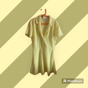 Yellow summer dress - En somrig klänning med knappar och med tunt tyg så tänk på att antingen ha något under eller en bikini för m ni ska ut och bada materialet är inte töjbart.Skriv gärna om det är något du undrar <3  