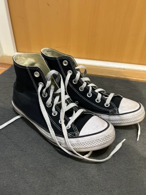 Converse - Fina svarta converse som tyvärr inte kommit till mycket användning, väldigt fint skick på dem. Köpta på Zalando. Vid frågor är det bara att kontakta mig💕