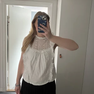 Blus - Säljer den här jättefina blusen från mango! Jättefin fin och bra nu till sommaren men den kommer inte till användning! Köpt i höstas men använd ett fåtal gånger. Priset kan diskuteras!