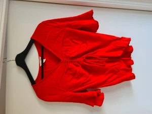 Fin blus - Jättefin topp med volang och rych. Endast använd fåtal gånger