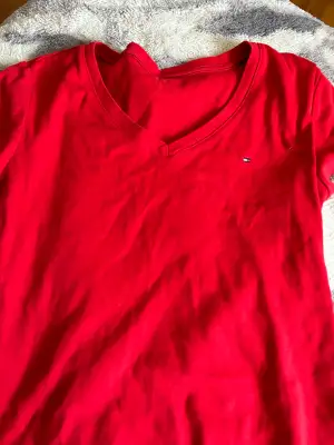 En röd Tommy hilfiger t-shirt. 