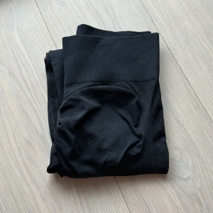 Tights  - 2 tights ifrån Adidas och SHEIN Fint skick  SHEIN: 130 strl M SÅLD!.    Adidas 200 (blåa) strl M   ADIDAS SOM ÄR KVAR 