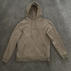 Les duex hoodie - Säljer en les duex hoodie.  Skick 6-7/10  Släpper billigt 