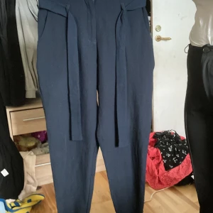 Kostymbyxor  - Säljer ett par blåa kostymbyxor. Använda två gånger 