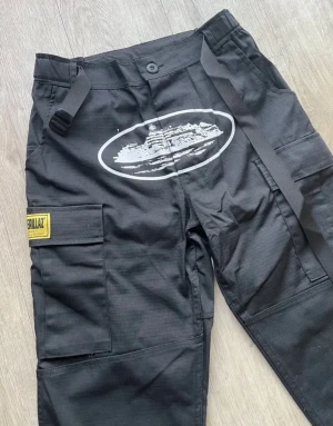 Corteiz CRTZ RTW OG Guerillaz Cargo Trousers (Black) - Hello👋🏼   Selling my boyfriends Corteiz cargos since it’s to small for him  -Only tried on once -Receipt is available  -I accept offers   All the best! 
