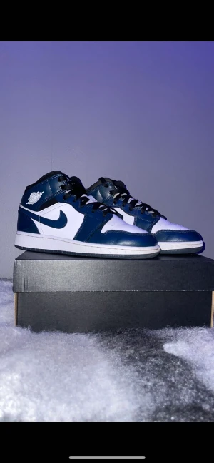 Jordan 1 mid  - Hej! Säljer nu ett par ”Jordan 1 mid Dark Teal”  mycket bra skick, säljer då dem är för små. Nypris=1700kr