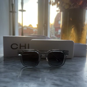Chimi 04 grey  - Säljer mina helt oanvända gråa Chimi 04 glasögon perfekta till sommarn. Skick (10/10). Säljer för 850kr (nypris: 1250kr). Kan fraktas via PostNord eller mötas upp i Västerås. Hör av dig vid frågor eller funderingar. 
