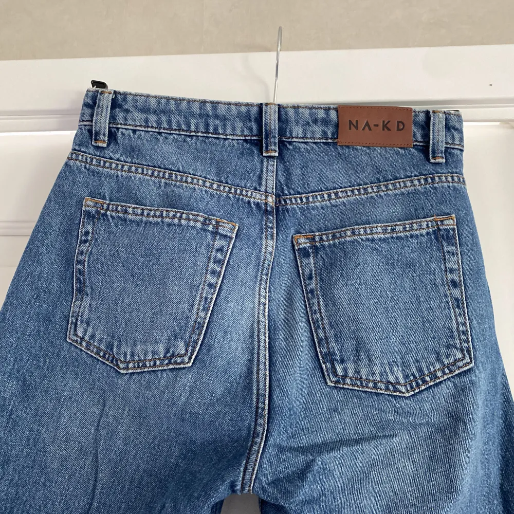 Säljer dessa skit snygga och sköna jeansen från NA-KD i storlek 36 . Jeans & Byxor.