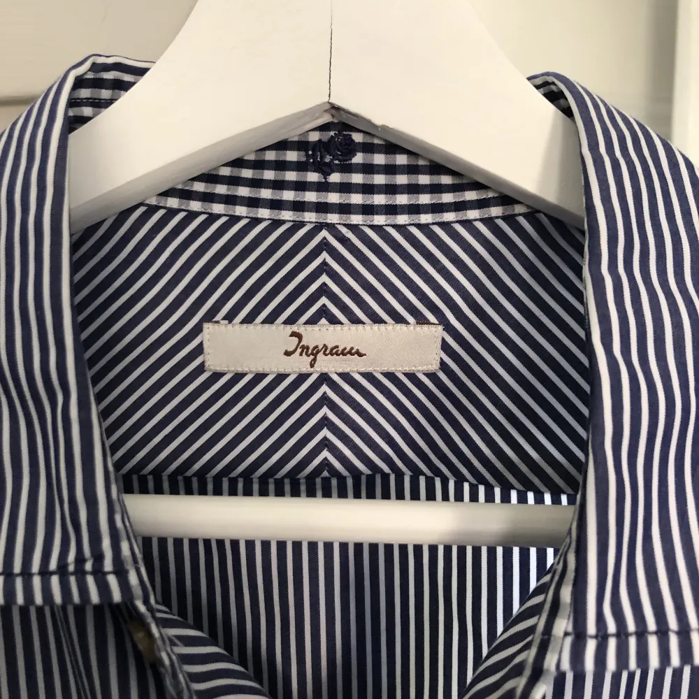 Stilig skjorta med vita och blå ränder från märket Ingram. Använd sparsamt och utan defekter. Nypris: 900 kr. Skjortor.