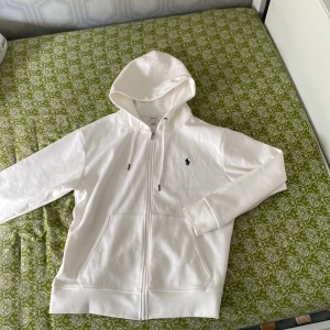 Ralph lauren kofta - Ralph Lauren kofta, har haft på mig den 1 gång men tycker inte om vit färg därför säljer jag den annars är den skön och ha på sig. Kan också frakta 