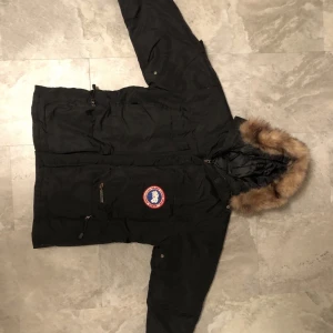Canada goose jacka - Det är size S. Ganska gammal, men inte jätte använd. Har ärvt den. Pris kan diskuteras!