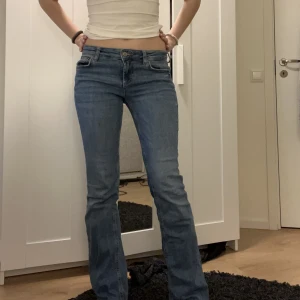 Low rise jeans - Ett par lågmidjade blå jeans från zara. Lite slitna där nere, men det är inget man märker av.💖