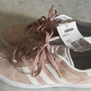 Adidas Gazelle pink 36 2/3 Helt nya  - Helt oanvända rosa adidas originals Gazelle. Etikett kvar. 