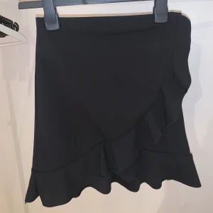 Kjol med volang - Kjol från nelly med volanger i stretch