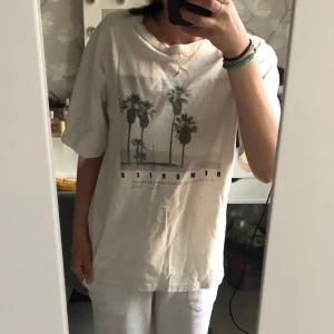 T-shirt  - Säljer en vit T-shirt från Lager 157 i strl. S. Har ett fint och lugnande tryck på. Säljer då den inte kommer till användning. Köparen står för frakten😇