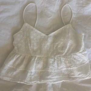 Vit topp - Säljer denna fina topp med dragkedja på sidan då den inte kommer till användning. Den är helt oanvänd så i nyskick. Storlek XS. Skriv om du är intresserad eller vill ha fler bilder. Köparen står för frakten. 